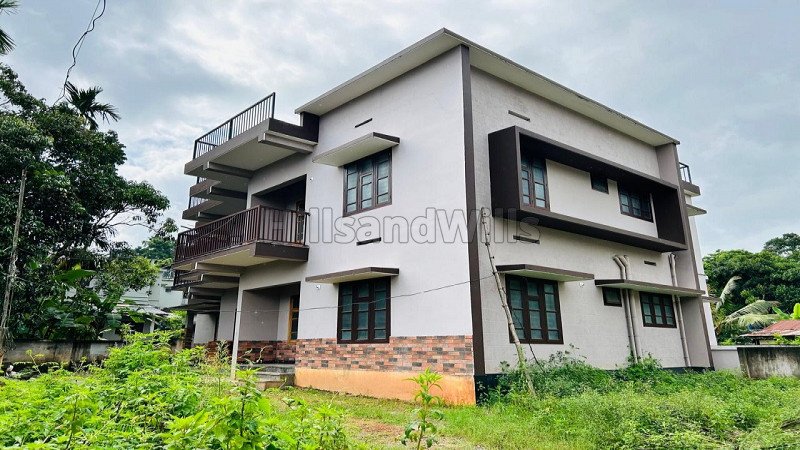 ₹2.90 Cr | 4500 sq. ft residential building (6 flats + 1 out house) for sale in kalpetta wayanad along with 12 cents land